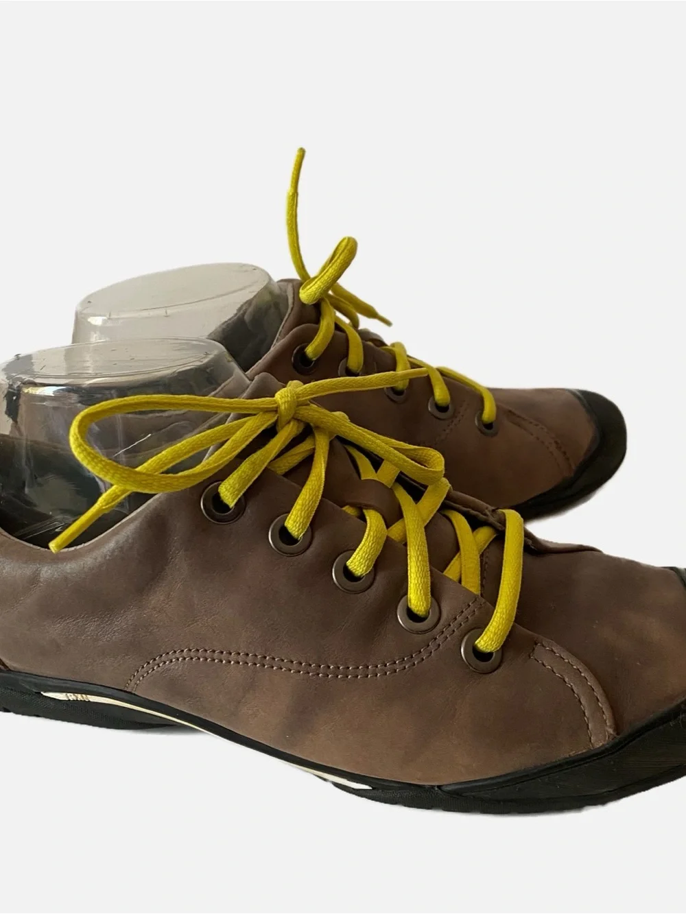 Leather Low Top Sneakers RXN Kenneth Cole brown with yellow laces